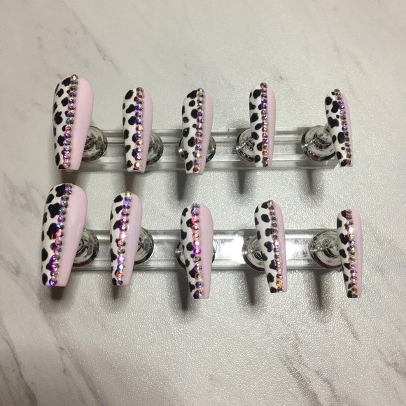 Cow Press On Nails 🐮 - Picture 1 of 2